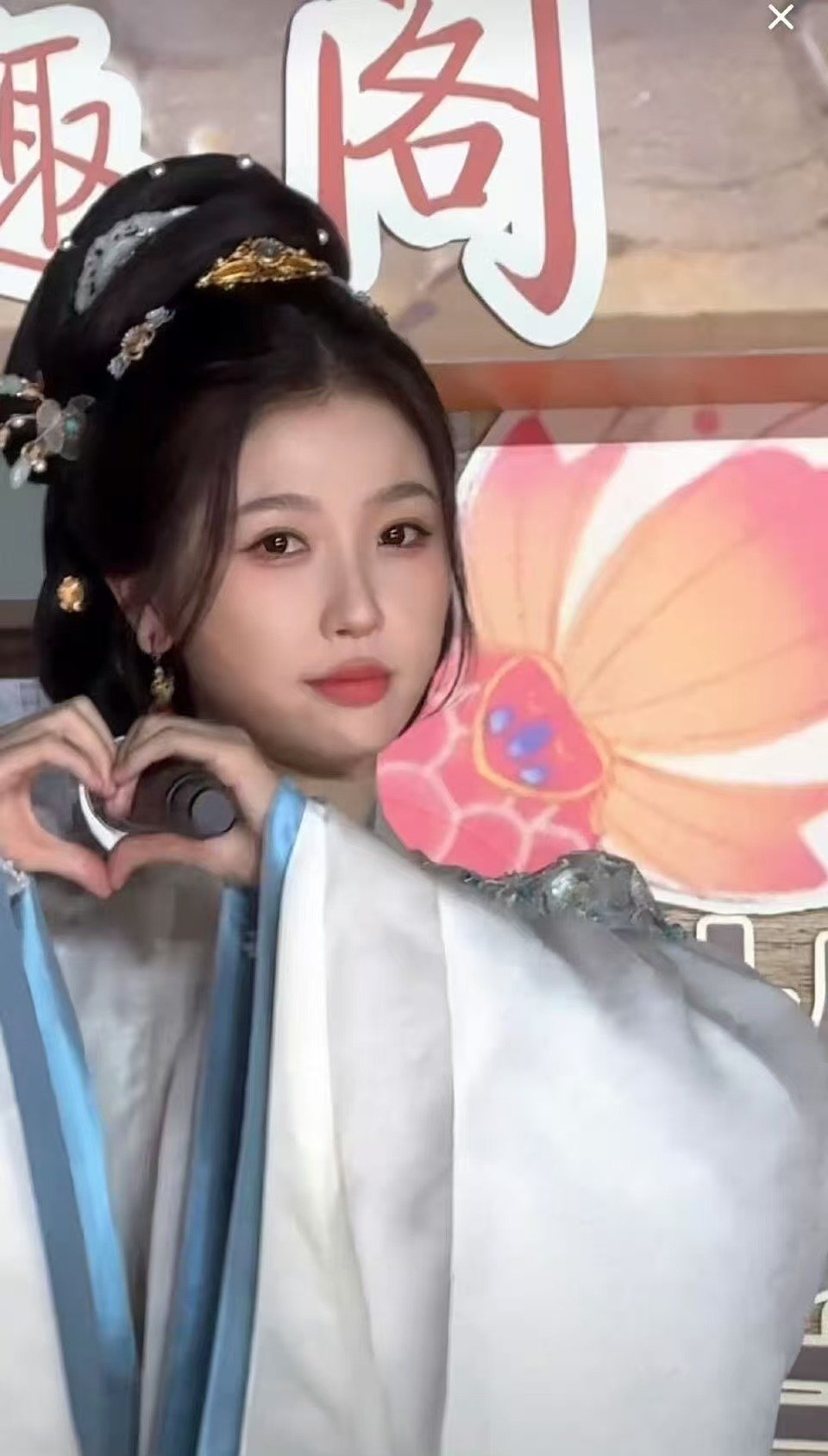 虞书欣杀青现场快哭了 虞书欣杀青快哭了 感性的小宝🥺 