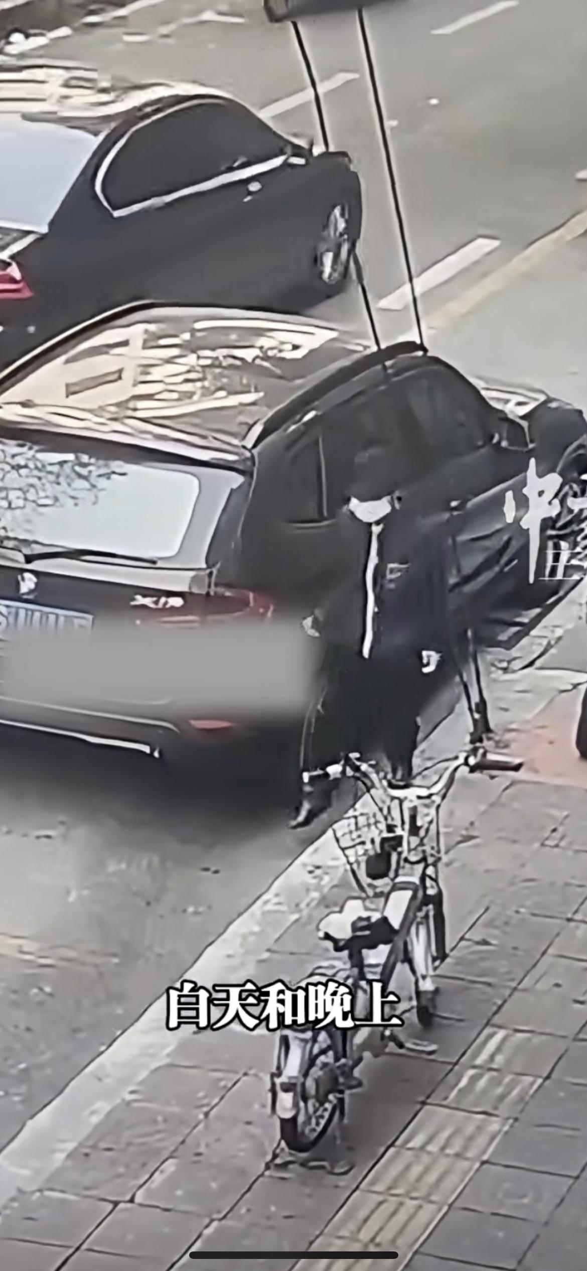 4月23日广东，车主将车停公共停车位遭恶意划伤，车主晒出两段监控，两人从马路对面