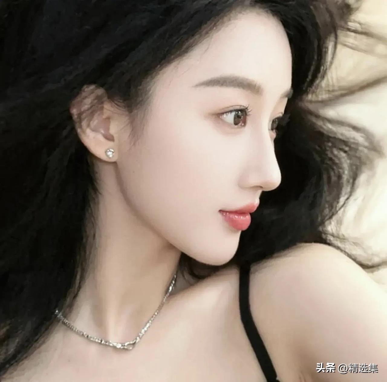 黑发红唇，优雅迷人，闪耀耳环，精致项链，尽显时尚魅力。