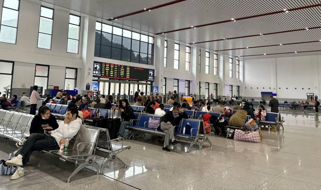 清明假期，阆中火车站到发旅客达3.98万人次

4月7日，记者从阆中火车站了解到