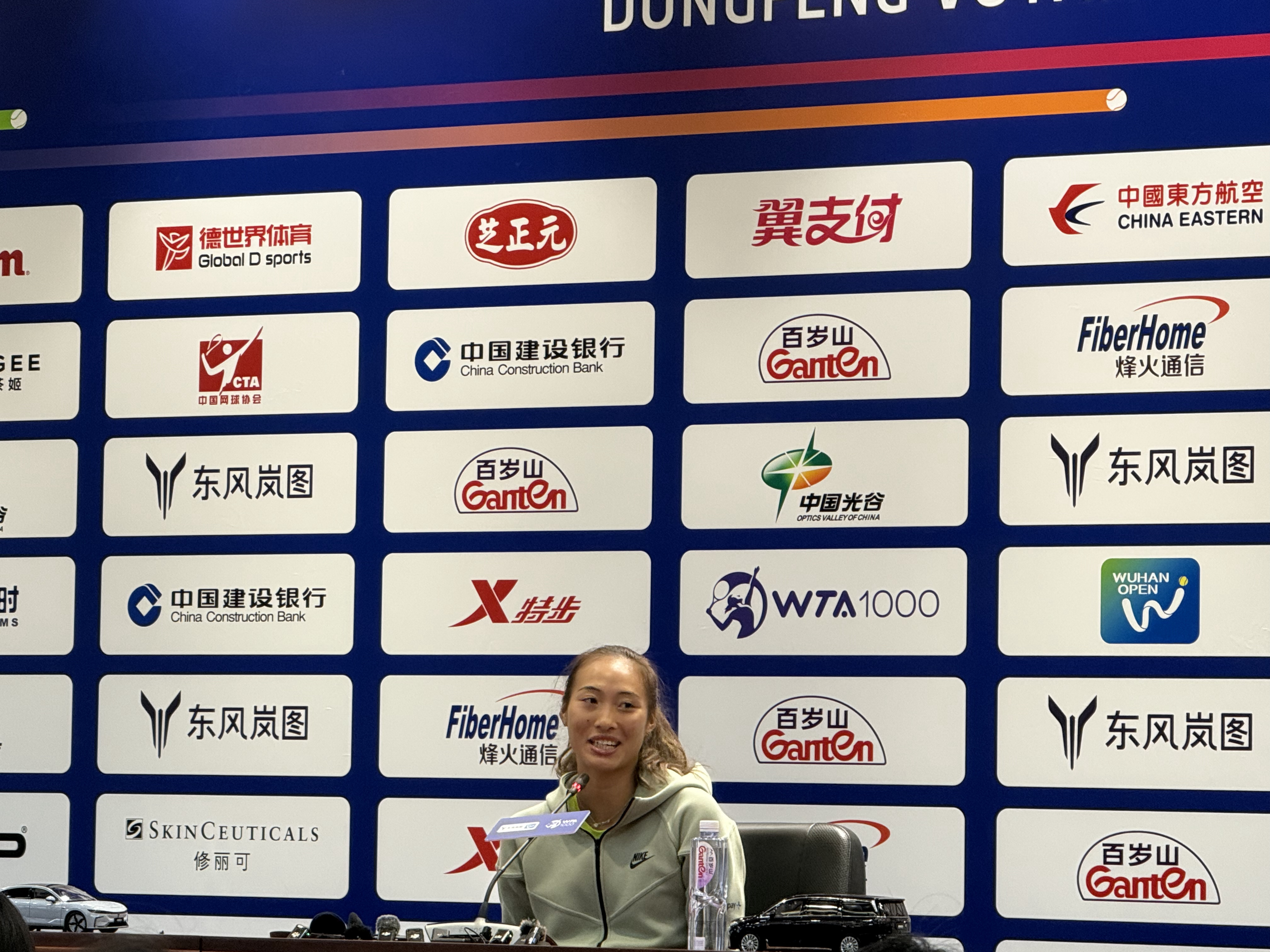 郑钦文武网赛前发布会来啦，小郑表示今天刚刚完成一堂训练课，目前身体状况还不错。谈