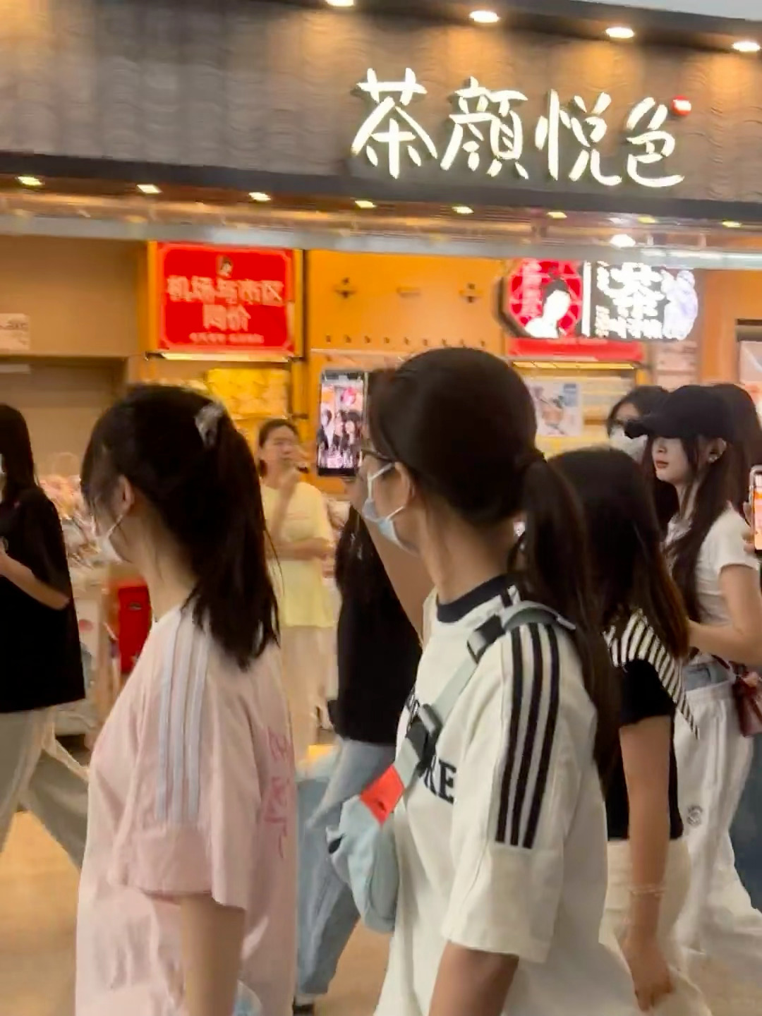 吴宣仪你好星期六.吴宣仪爱上另一个我 路人偶遇的这个live图也挺好看的捏