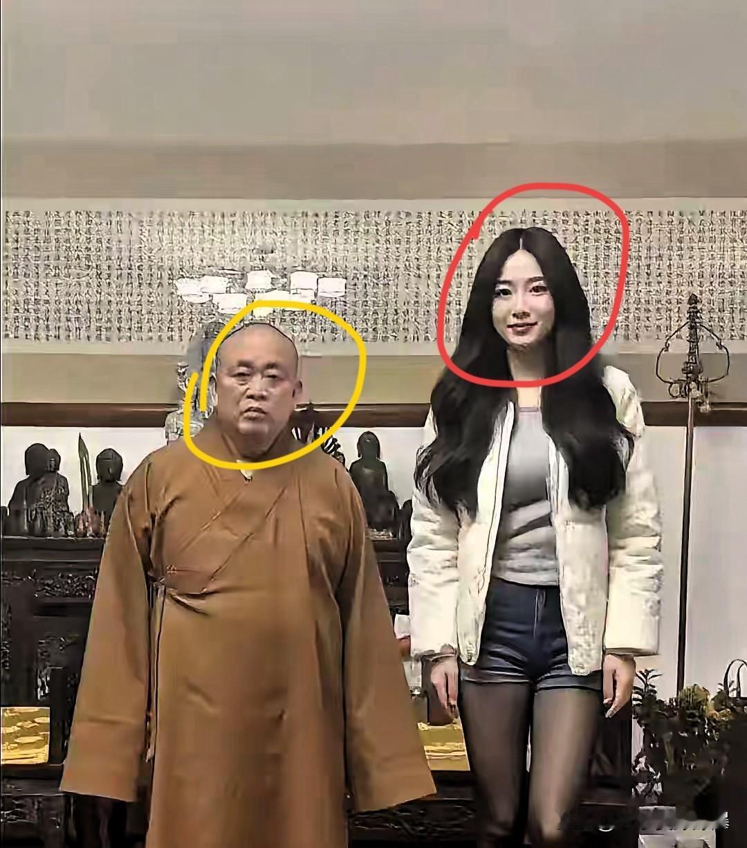释永信玩的真花！
太招人稀罕了！
一个高挑漂亮的美女现身少林寺，
笑盈盈地站在释