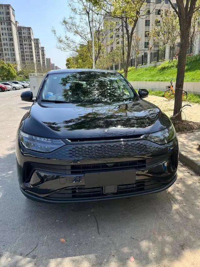 零跑这个品牌名还不错
应该很讨00后喜欢
但是这个LOGO有点一言难尽啊