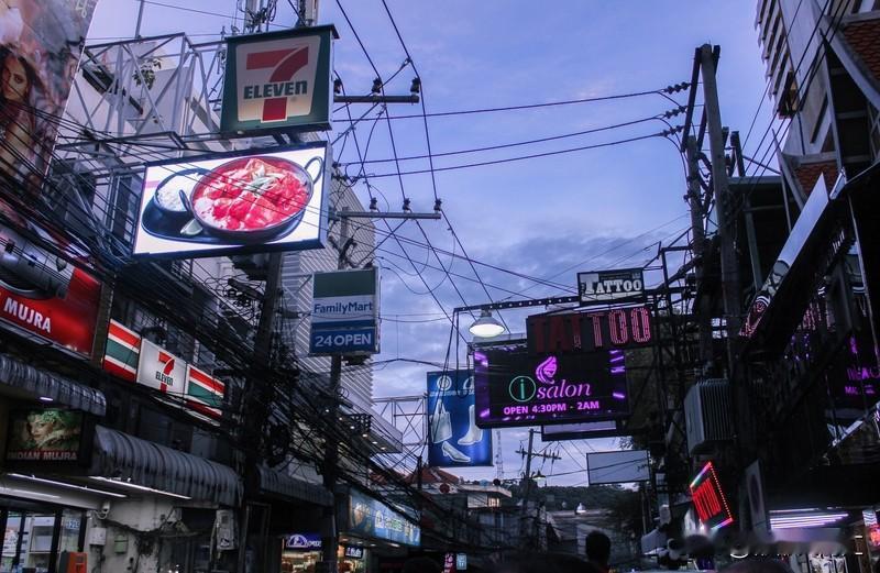 在泰国自费吃海鲜合不合适，得看情况。泰国海鲜资源丰富，价格通常比国内便宜不少。像