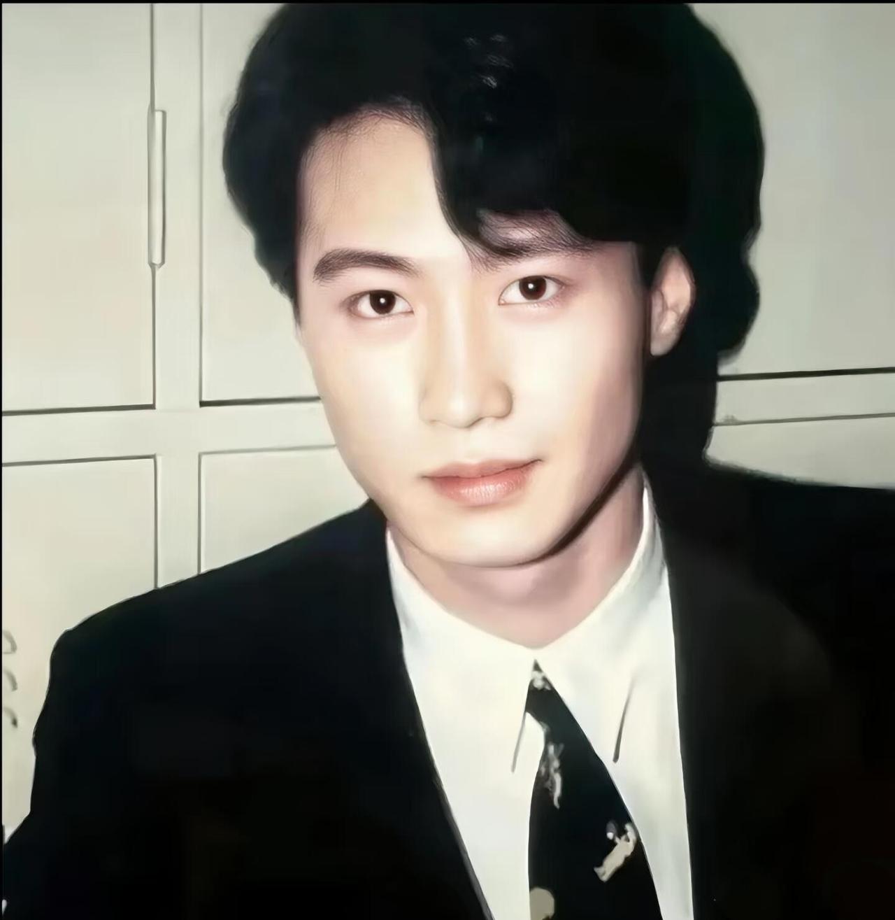 不愧是曾经的亚洲第一帅哥，标准的脸型，完美的五官，他的五官轮廓一直都立体有型，线
