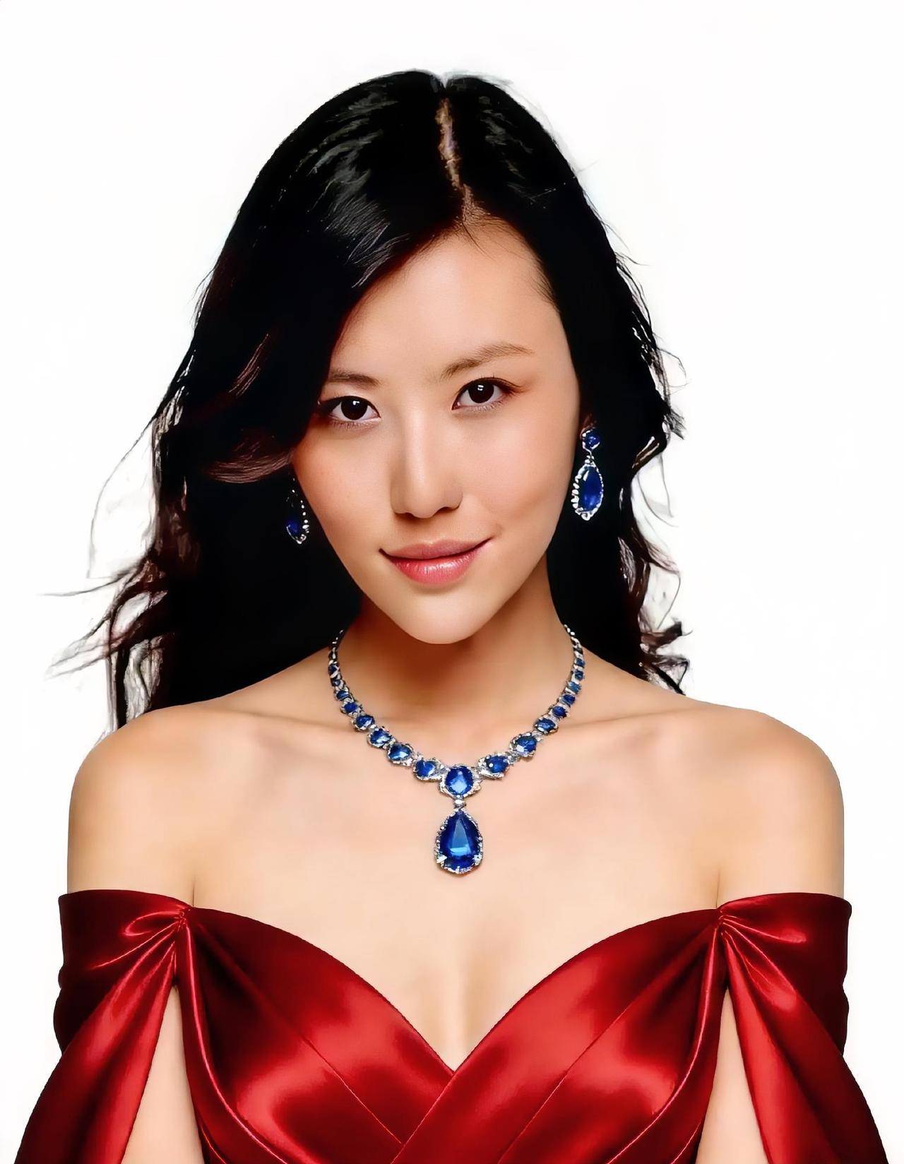 王石现在74了，他是真累了。
而田朴珺才44，正是荷尔蒙爆棚、想干事的年纪，让她