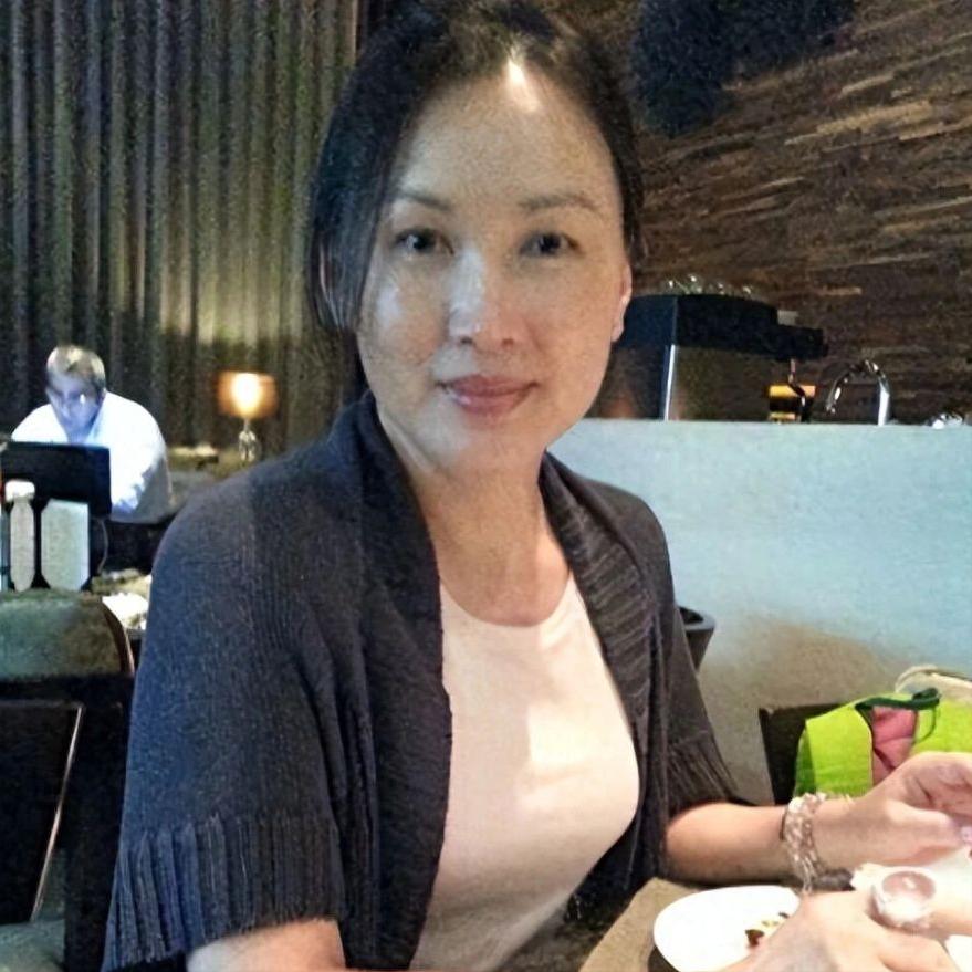 香港深水埗的街头，每天都有一位头发花白的妇人守着一张简陋的小摊，摊上摆着自制的香