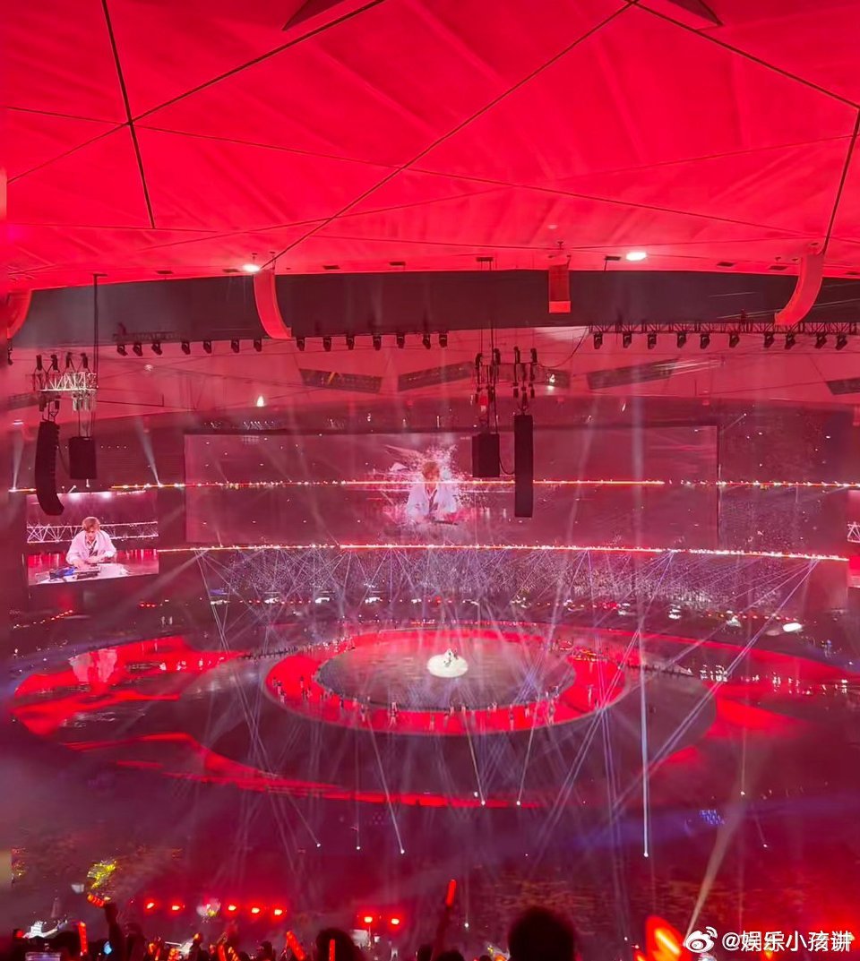 张杰唱天下时穿的披风好懂事 张杰一开口便是天下，披风配合旋律扬起，每一幕都像在诉