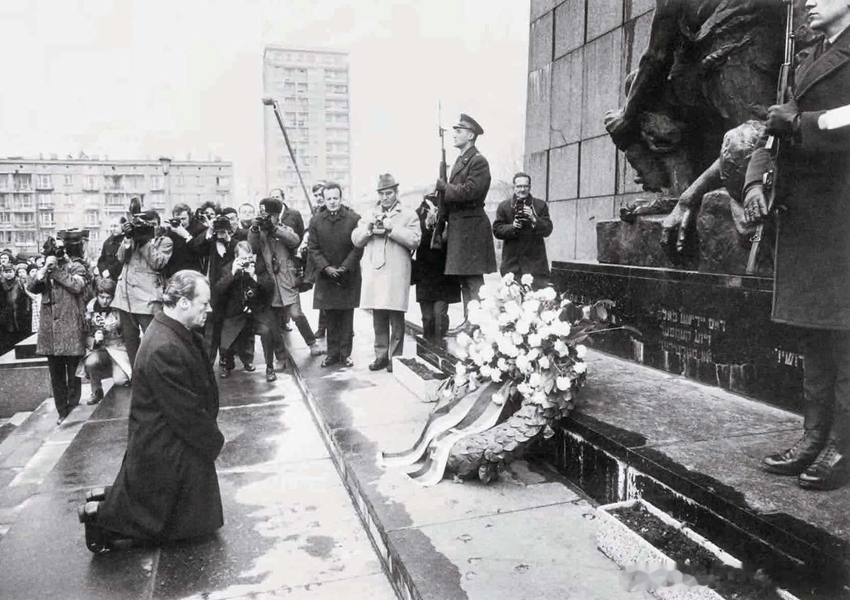1970年12月7日联邦德国总理Willy Brandt维利·勃兰特双膝跪在华沙