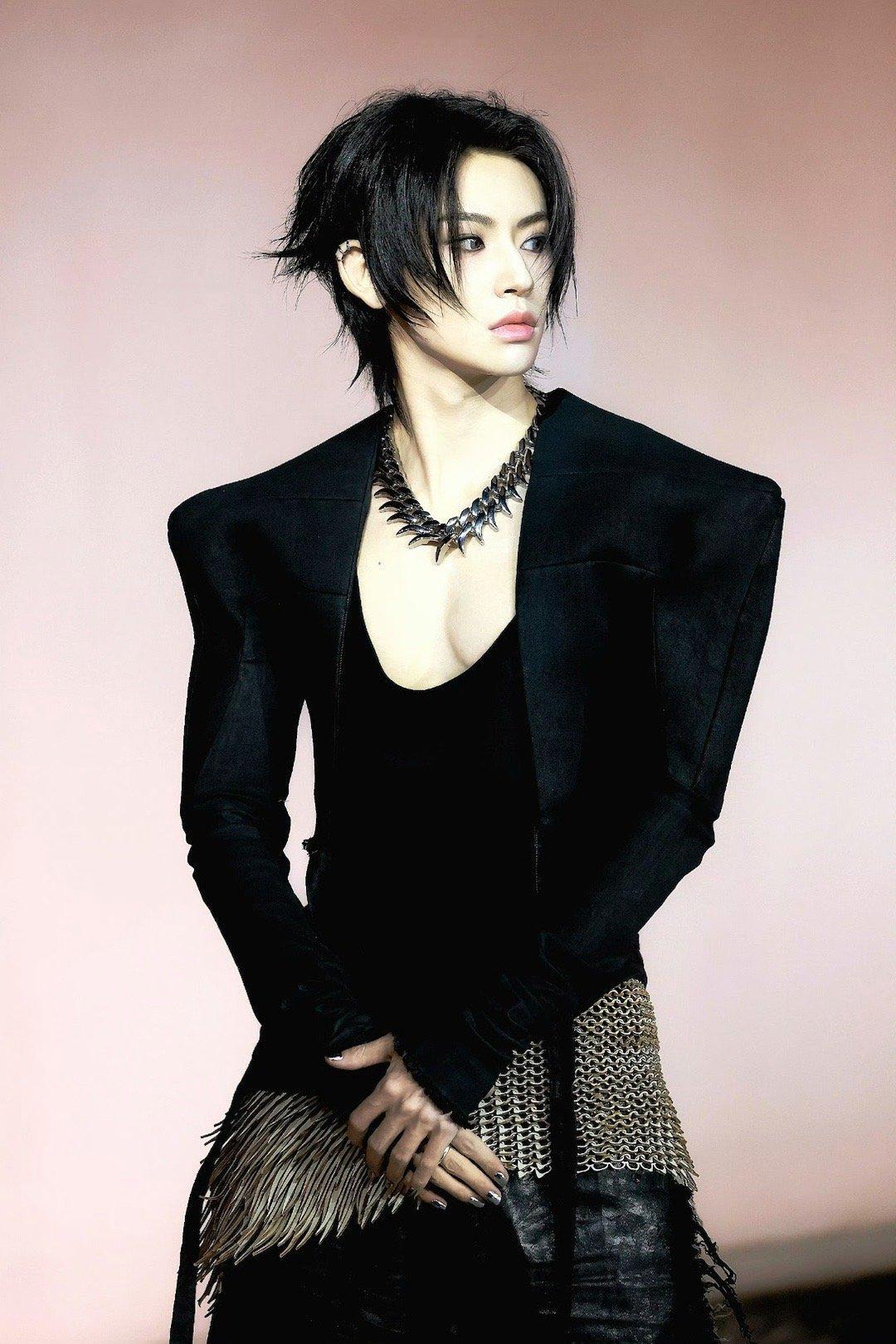 王琳凯胸肌小鬼身材这么妙的吗[污] ​​​