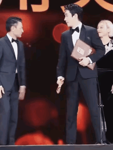 好像没有任何人能拒绝刘德华的魅力[奸笑]
就连强势的宁静看见华哥也变成安静的小迷