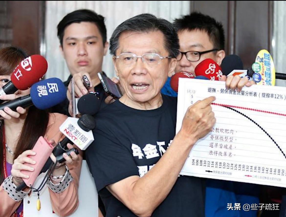 5月22日，台湾名嘴沈富雄在“少康战情室”当着民进党发言人吴铮的面说：台湾老百姓