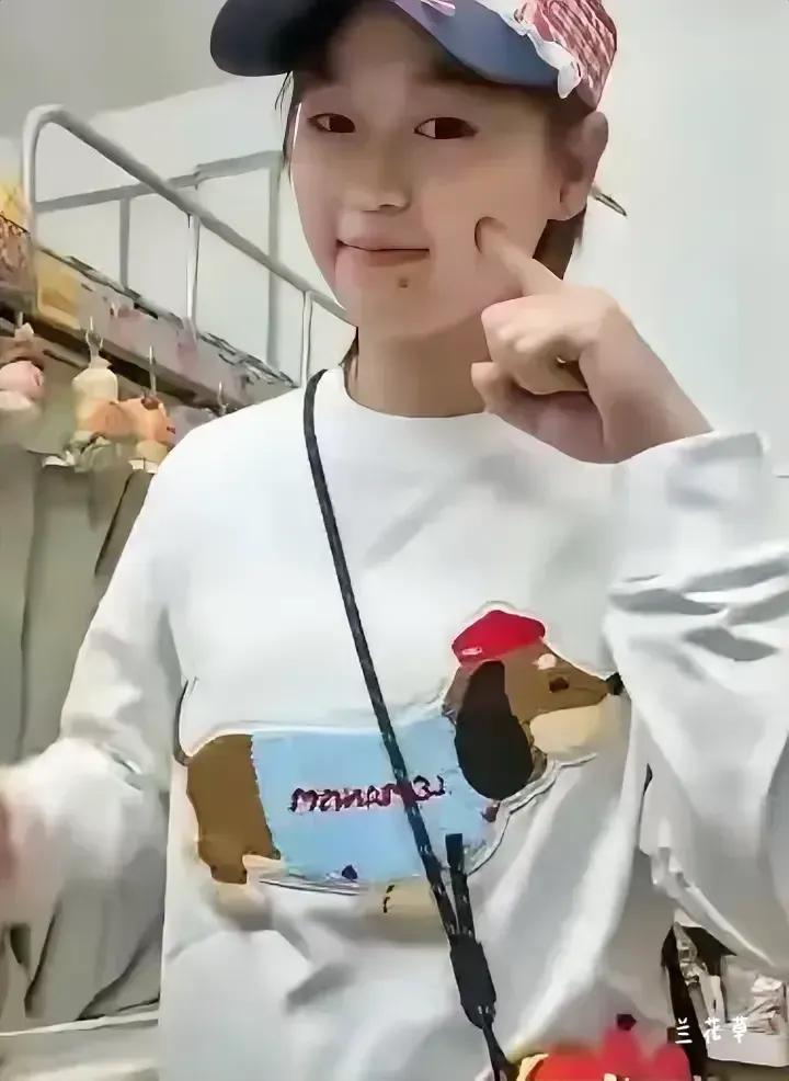 全红婵，越长越漂亮了，满满的胶原蛋白，浓浓的青春气息。
这才是18岁小姑娘该有的