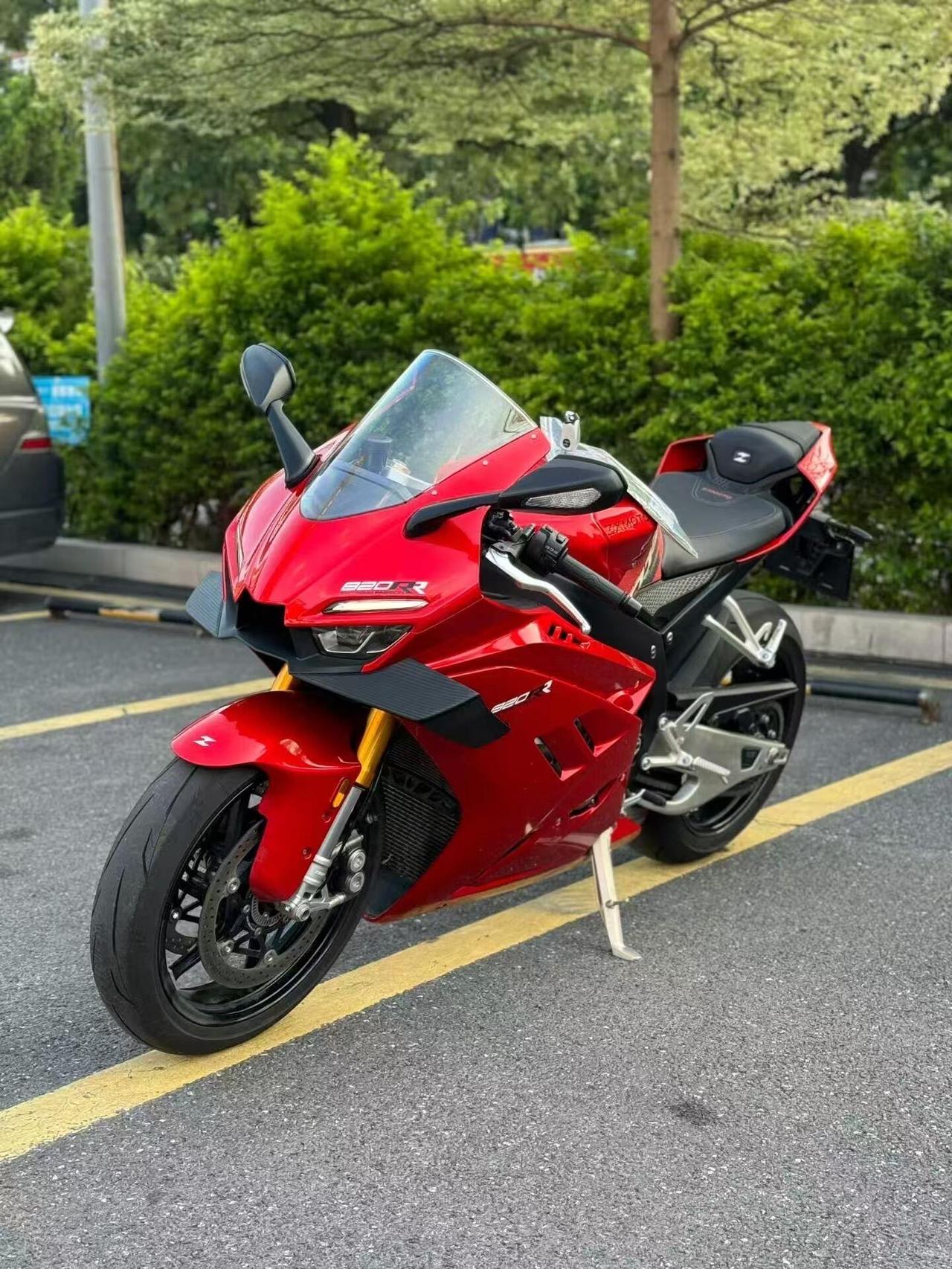 张雪 820RR-RS 摩博会首发，钛合金气门 + 全碳覆盖 + 镁合金副车架才