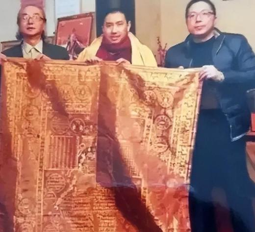 2005年，一件旧袈裟在北京拍卖，却无人问津，一男子觉得蹊跷，花9万买下。回家后