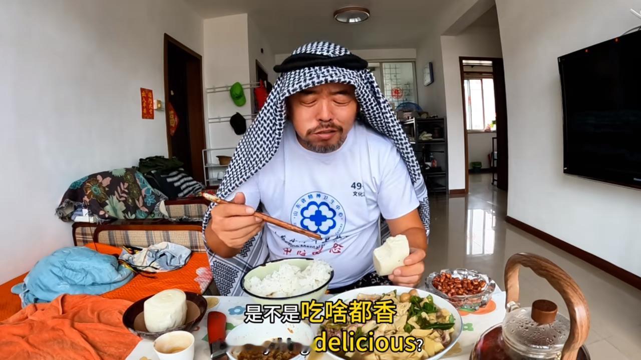 这个沙和尚现在不喝酒，改装扮吸引观众了，又是假发，又是在头上顶个东西，而且说不喝