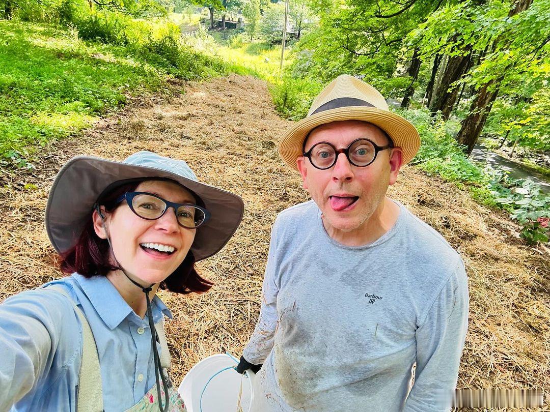 《奇思妙探》女主Carrie Preston晒和老公的周末园艺+逛展时光~她老公