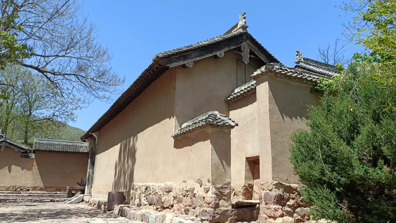 郭家大院在山西黎城县上孔家峧村，大院主人名叫郭建仁。郭家祖辈行医，种地雇工，至郭