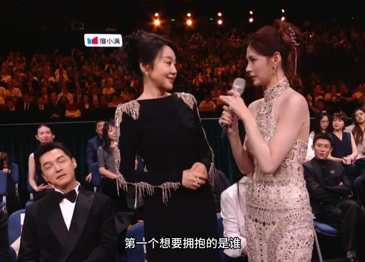 闫妮的从容应答，是独属于成熟演员的风趣
 
金鹰奖晚会的这段互动，实在太让人印象