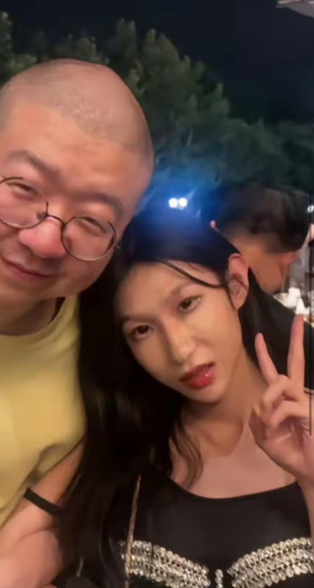 #李诞 新女友#不是…网友说在李诞 旁边的“女”人是男的？如果真是李诞的女友的话