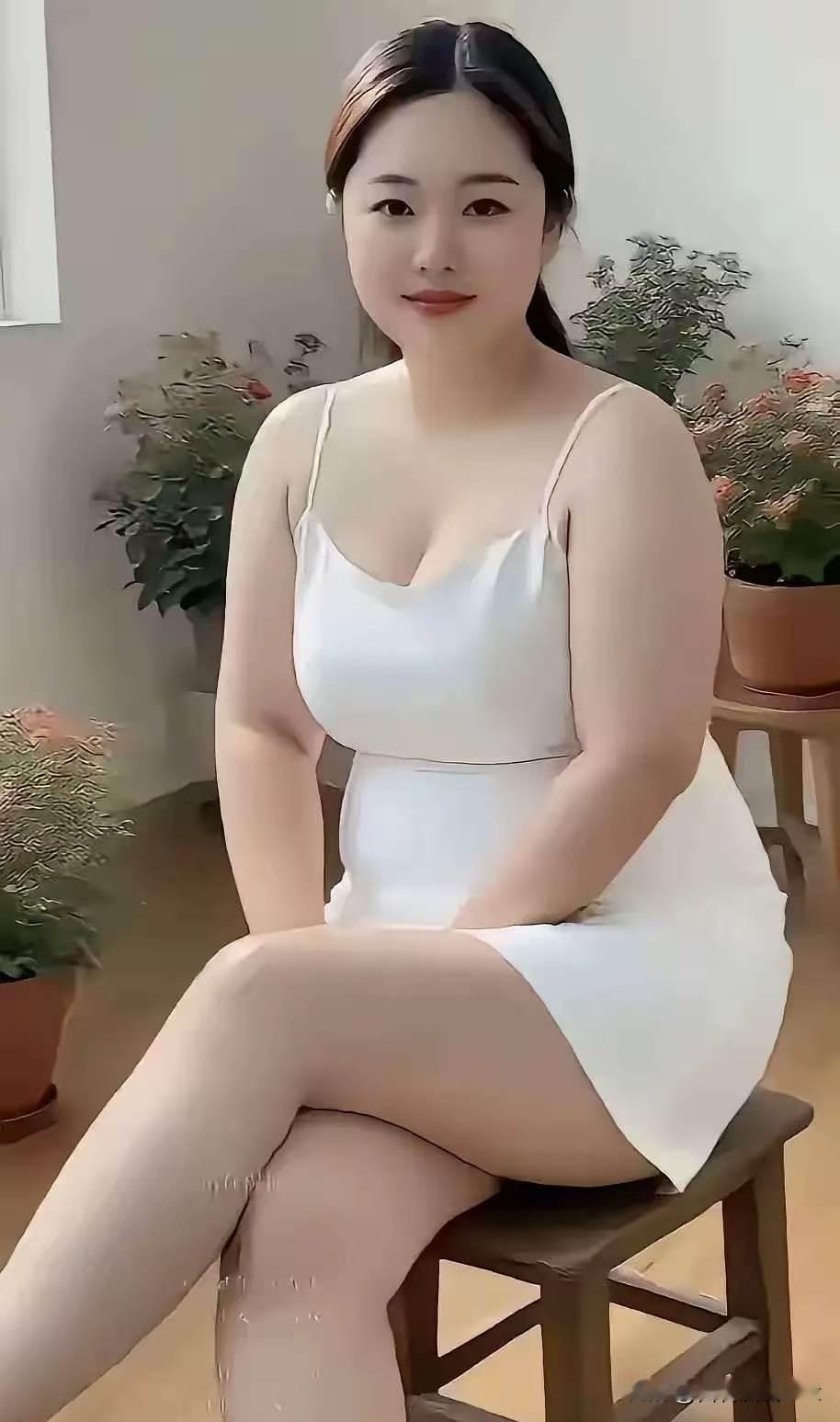 苏幕遮·白裙
 
浅光柔，花影碎。素袂轻扬，半倚晴窗里。笑靥含春添妩媚，鬓畔微云