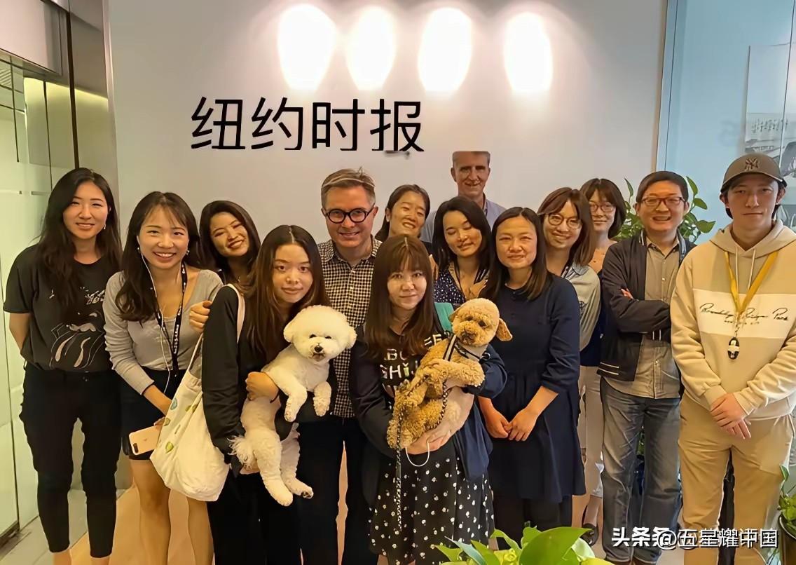 图片是《纽约时报》在华记者合影，加一起一共14人，其中真正的纽约人只有两个，其他