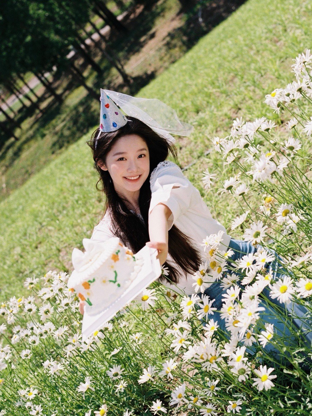 🎂✨那天的微风轻轻吹过小雏菊的时候，突然有点感慨，原来被爱接住的感觉从15岁到