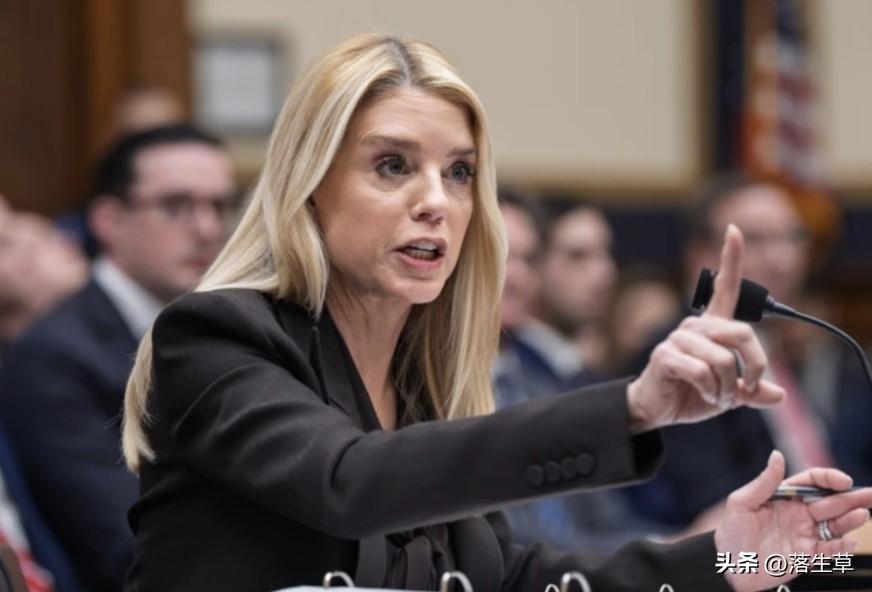 美国司法部长被解雇！

美国总统特朗普宣布，帕姆·邦迪将卸任司法部长一职，由其二