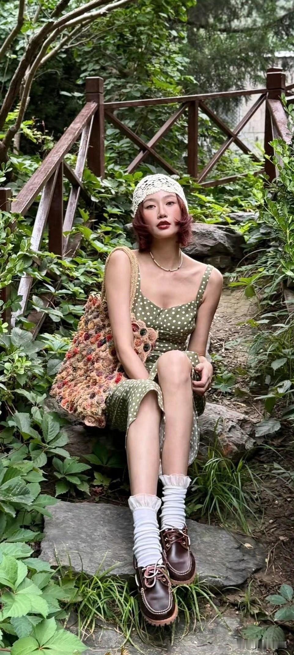 头条创作训练营 李斯羽的全屏手机壁纸真是绝了！就说那波点吊带裙，绿意盈盈的，衬得
