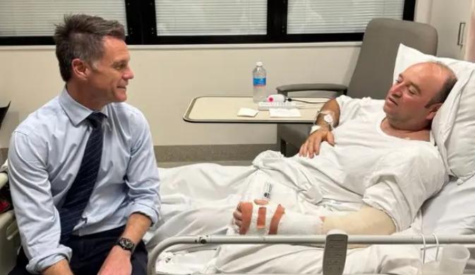 澳大利亚新南威尔士州州长，看望了在医院接受治疗的艾哈迈德，他在邦迪海滩袭击时英勇