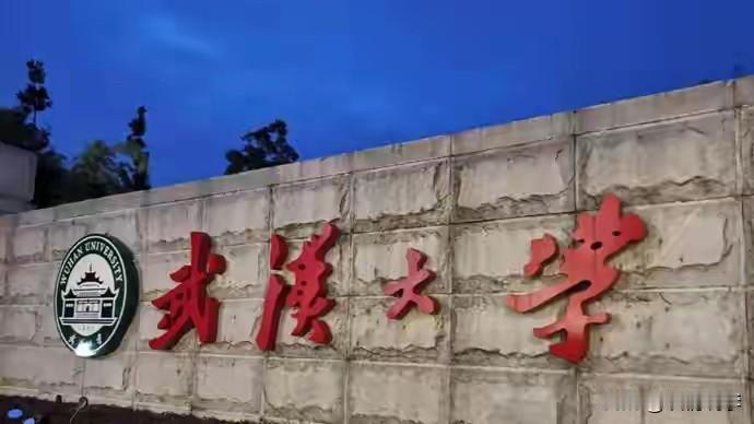 男孩子就算不长湿疹，也会偶尔痒，偶尔会抓一下。

请问一下，男孩子在桌子底下挠痒