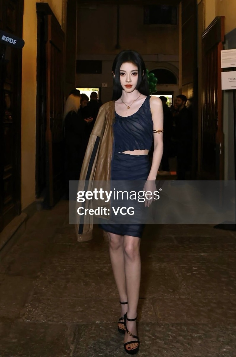 鞠婧祎出席VERSACE 2026春夏系列时装秀，本次时装周的第二波超绝Gett