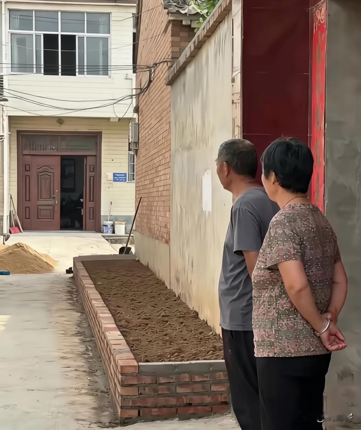 刚买车没几天，邻居就在门口修了菜园，现在回家要绕路！