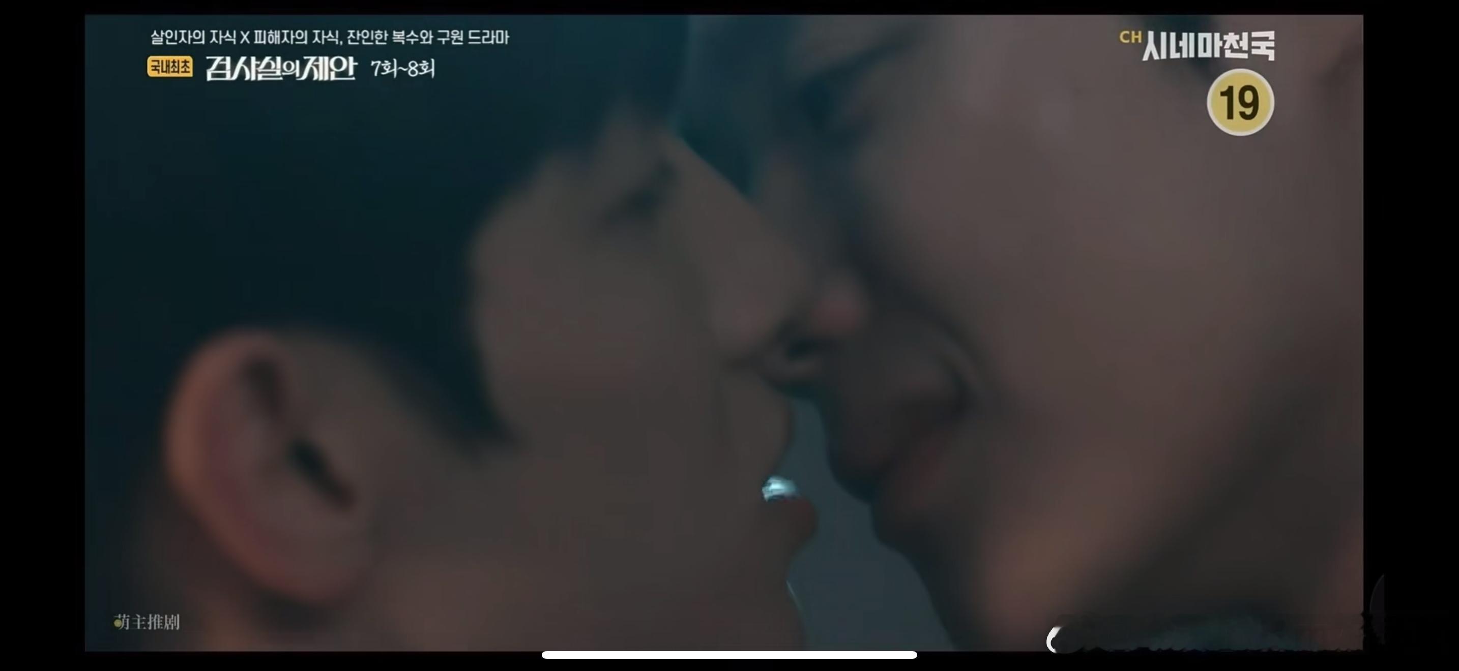 朱泰善嘴上笑起来的这个这个小括号啊吃完人嘴可以直接用来装盘儿么这不是连吃带拿的啊