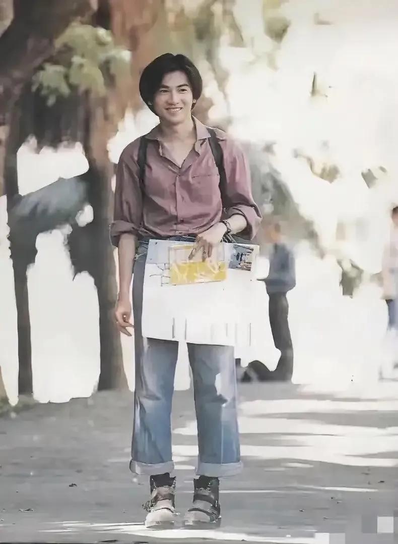 1995年苏有朋当年留学英国的照片，憨憨的笑，纯纯的少年。
#明星以前旧照片# 