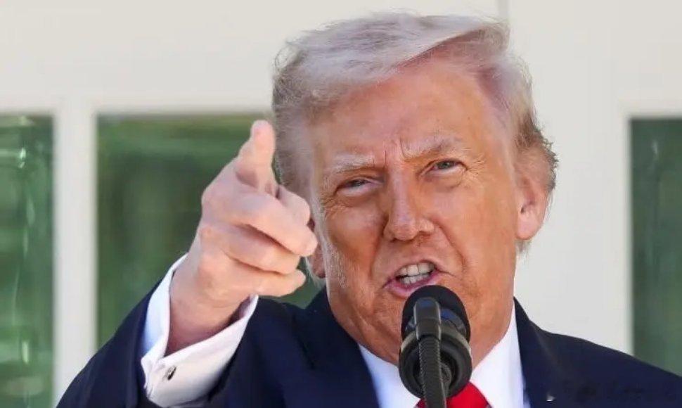 特朗普这是扛不住了，怕美股崩盘，连忙对华进行让步最新消息，特朗普正在考虑对华的出