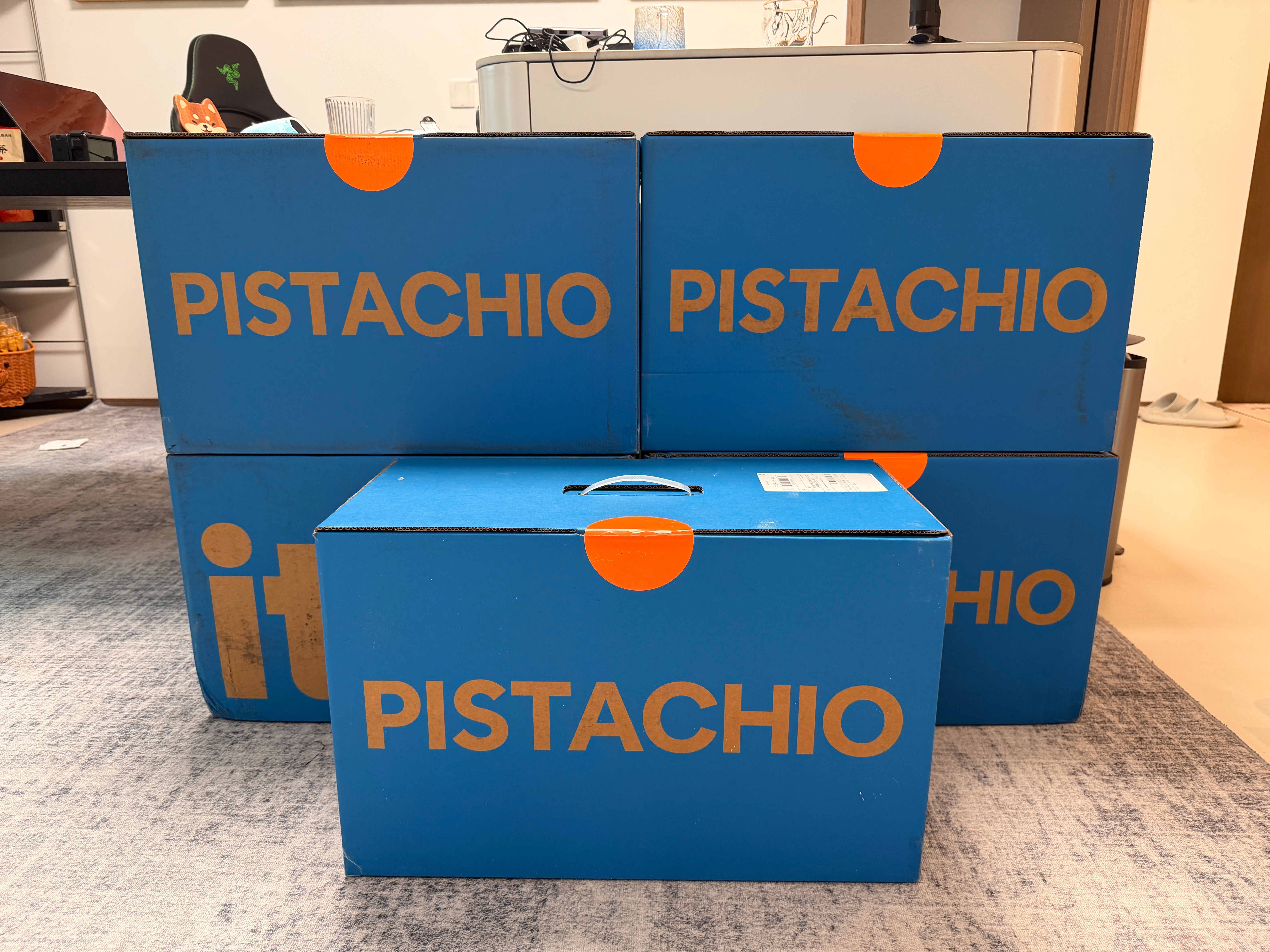 送给同事们的季度小礼物🎁Ito的行李箱！结果弟弟选了绿色，大晨子选了紫色。这两