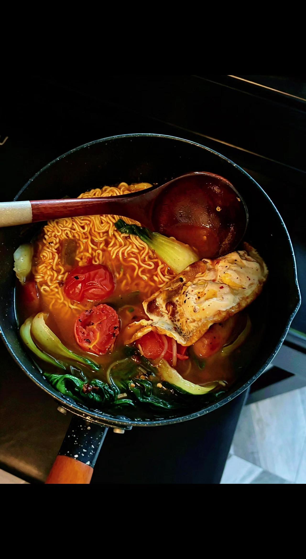 🍳麦饭石锅咕嘟着泡面，溏心煎蛋沉在汤底，像落日坠入星河✨。烟火人间，不过一碗热