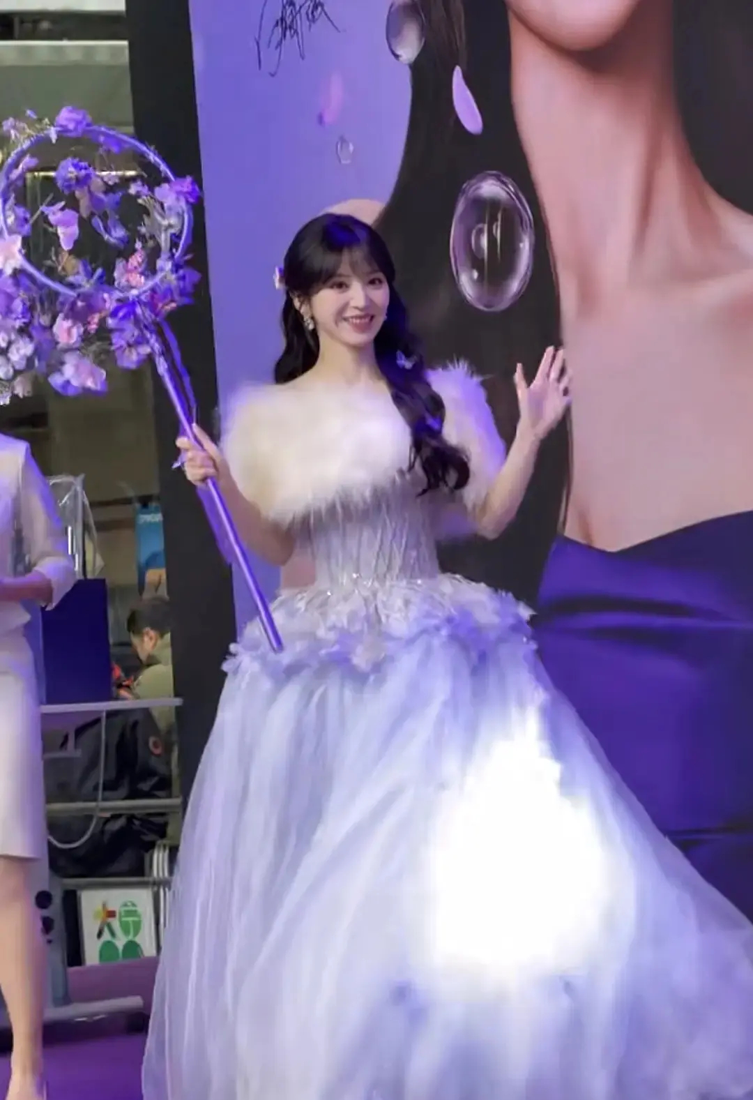 田曦薇最近是太疲惫了吗？怎么看着笑容都像是苦笑 