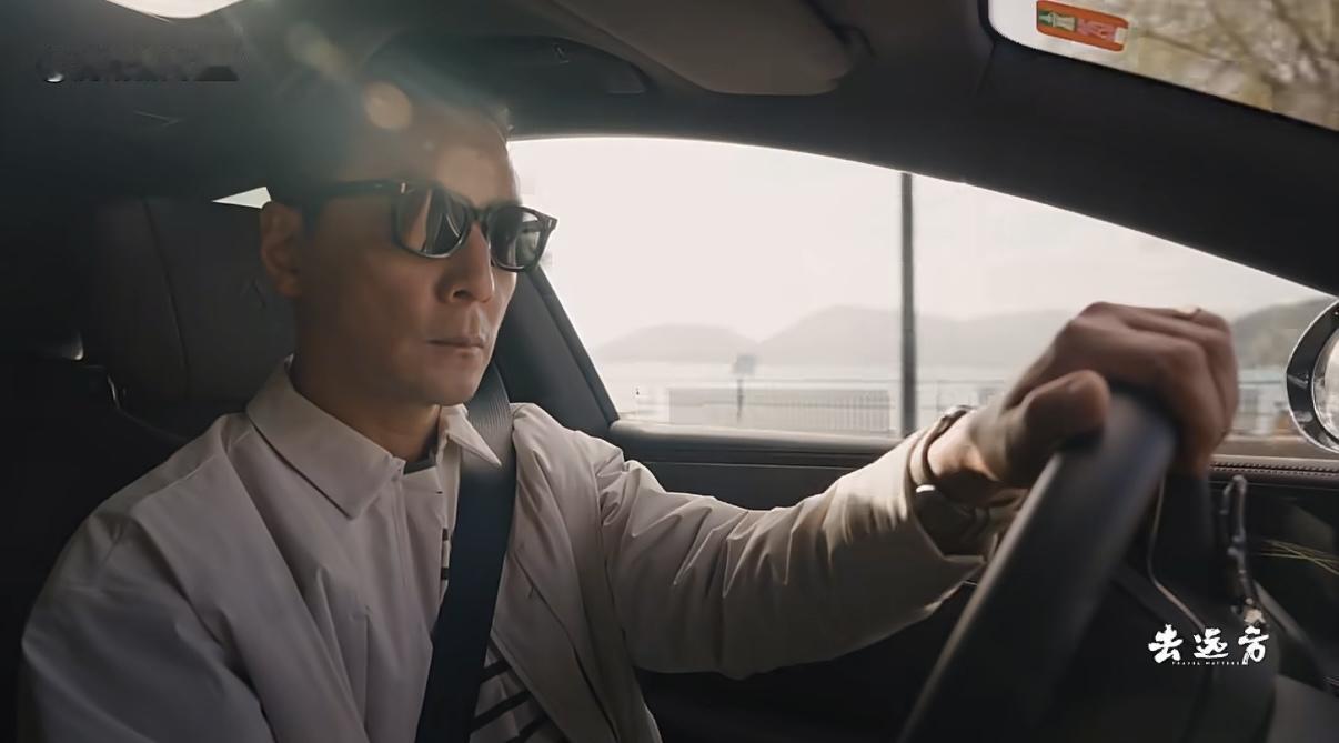 吴彦祖开着腾势Z9GT游历欧洲，车帅人也帅