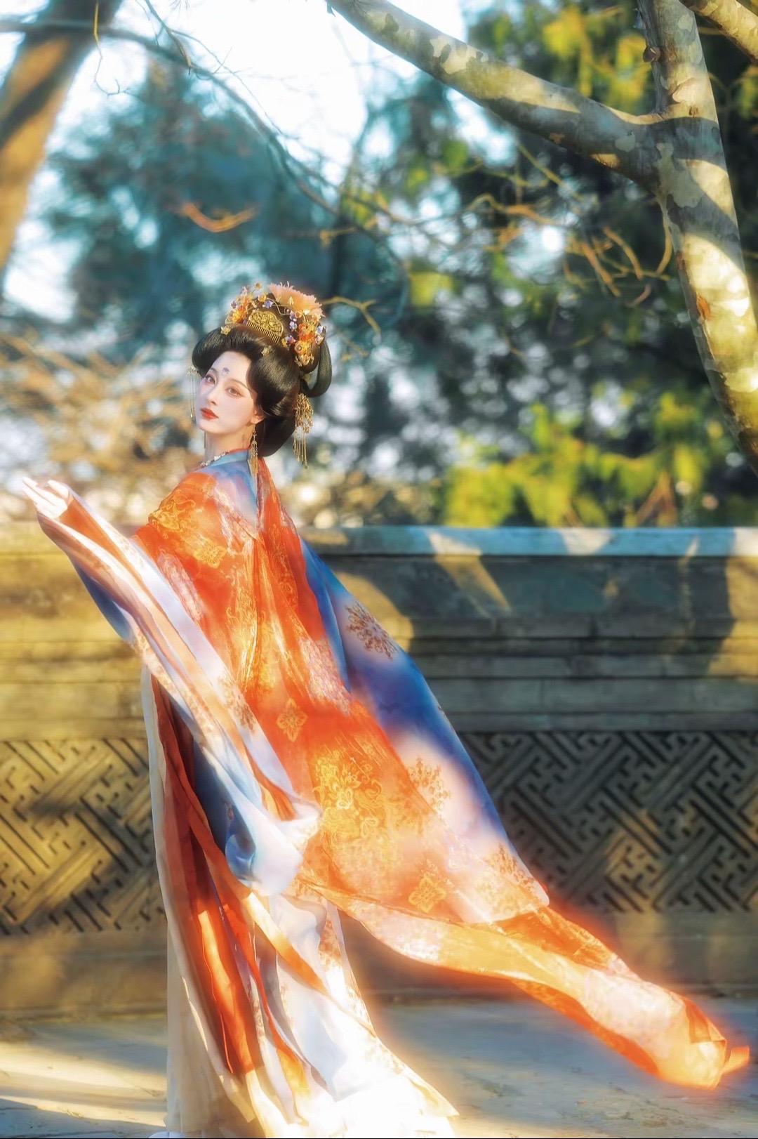 “翩若惊鸿，婉若游龙。”盛世大唐的风拂过她的脸颊 摄/后：我