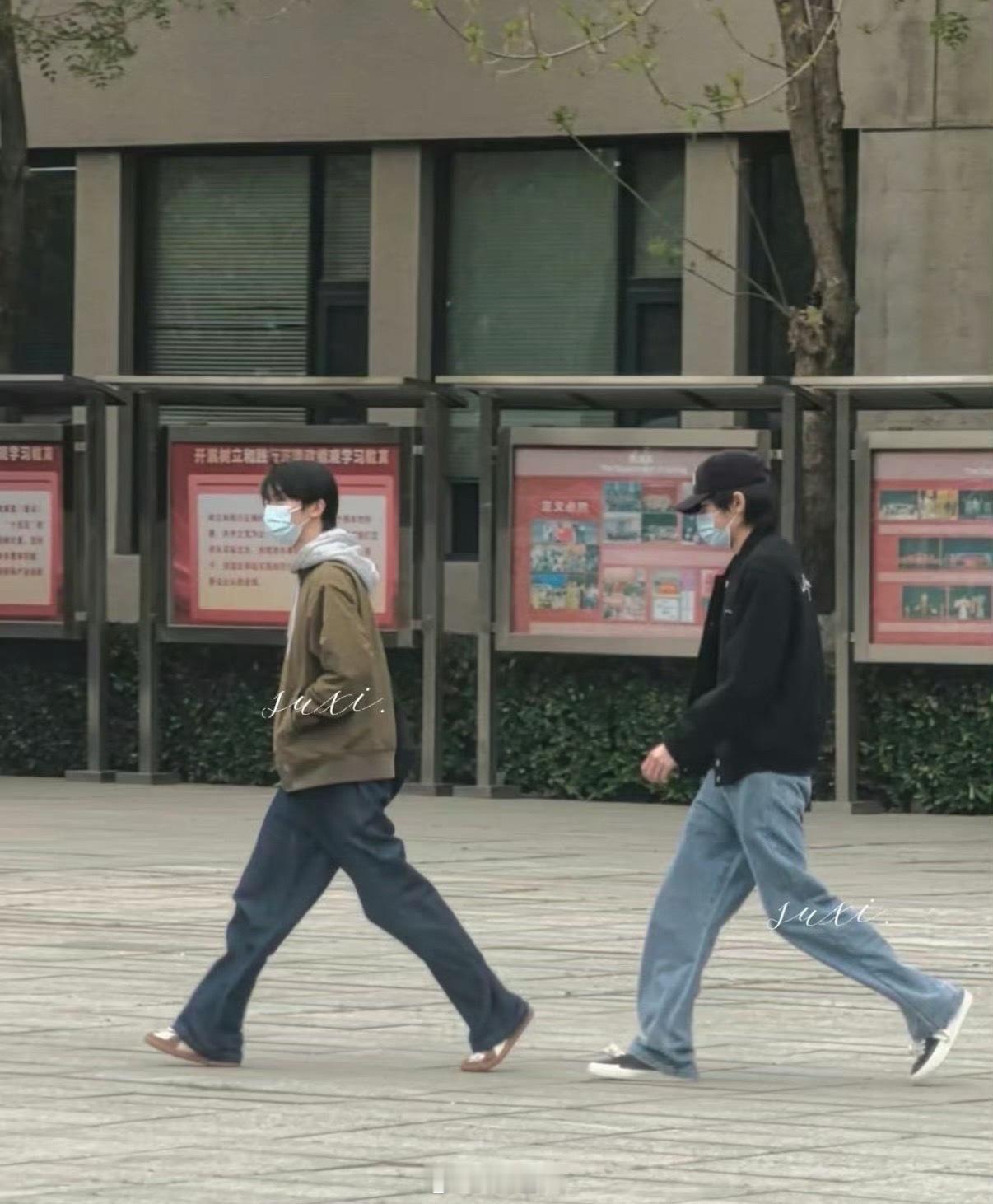 偶遇马嘉祺宋亚轩一起回中戏马嘉祺宋亚轩回中戏了有网友偶遇马嘉祺宋亚轩一起回中戏了