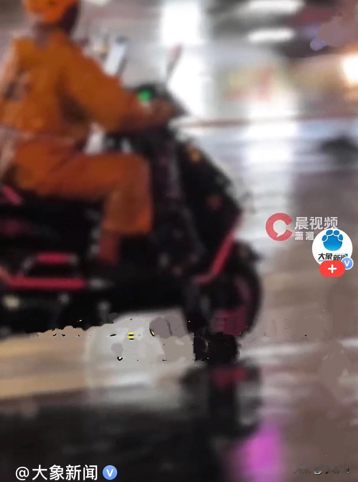 近日，陕西渭南一7岁女孩和妈妈在餐厅里用餐，外卖下着雨，女孩和妈妈无意间正好看到