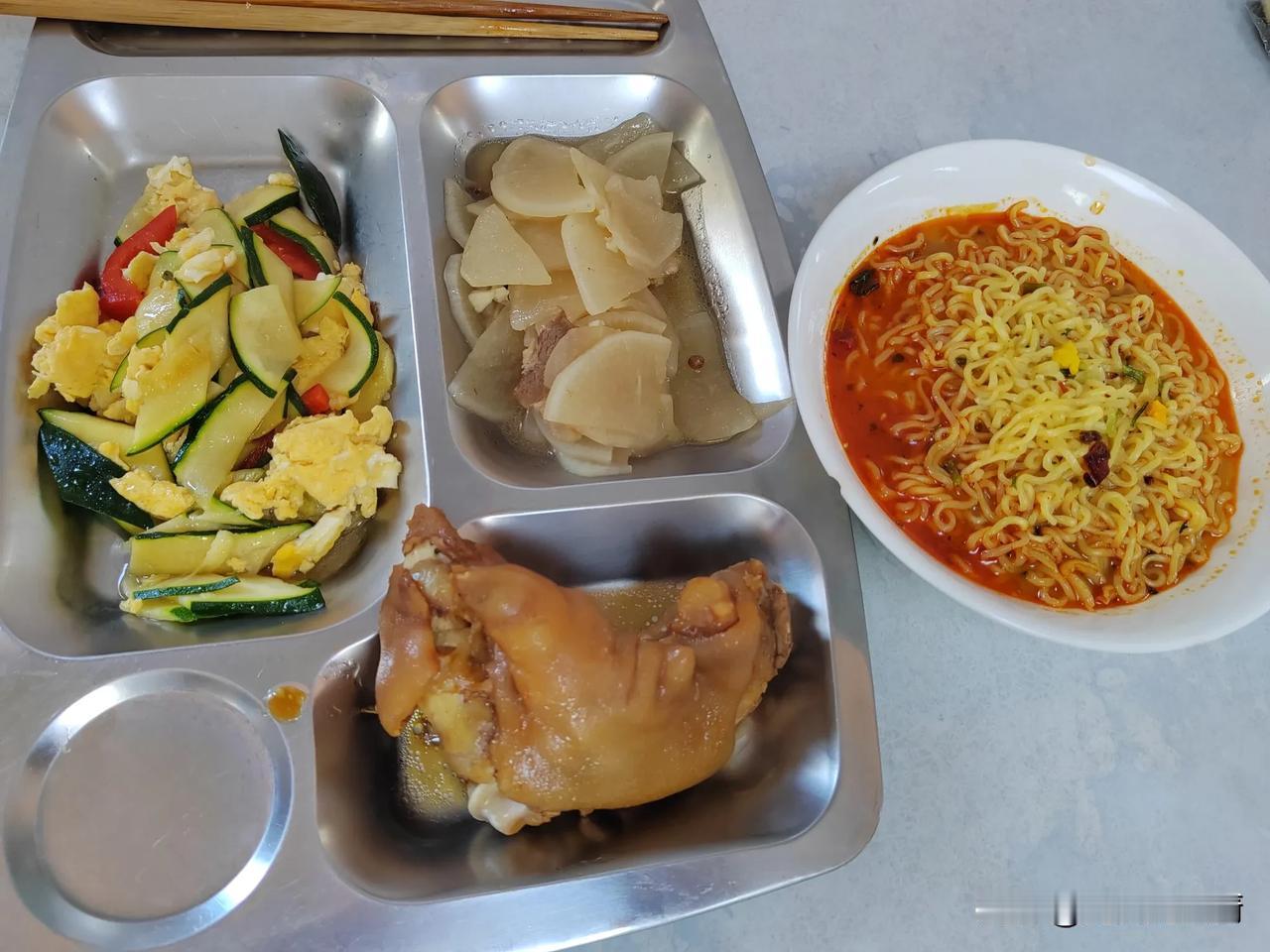 今天下午做了个萝卜炖五花肉，突然想起了小时候干农活的事。那时候才7-8岁，可能是