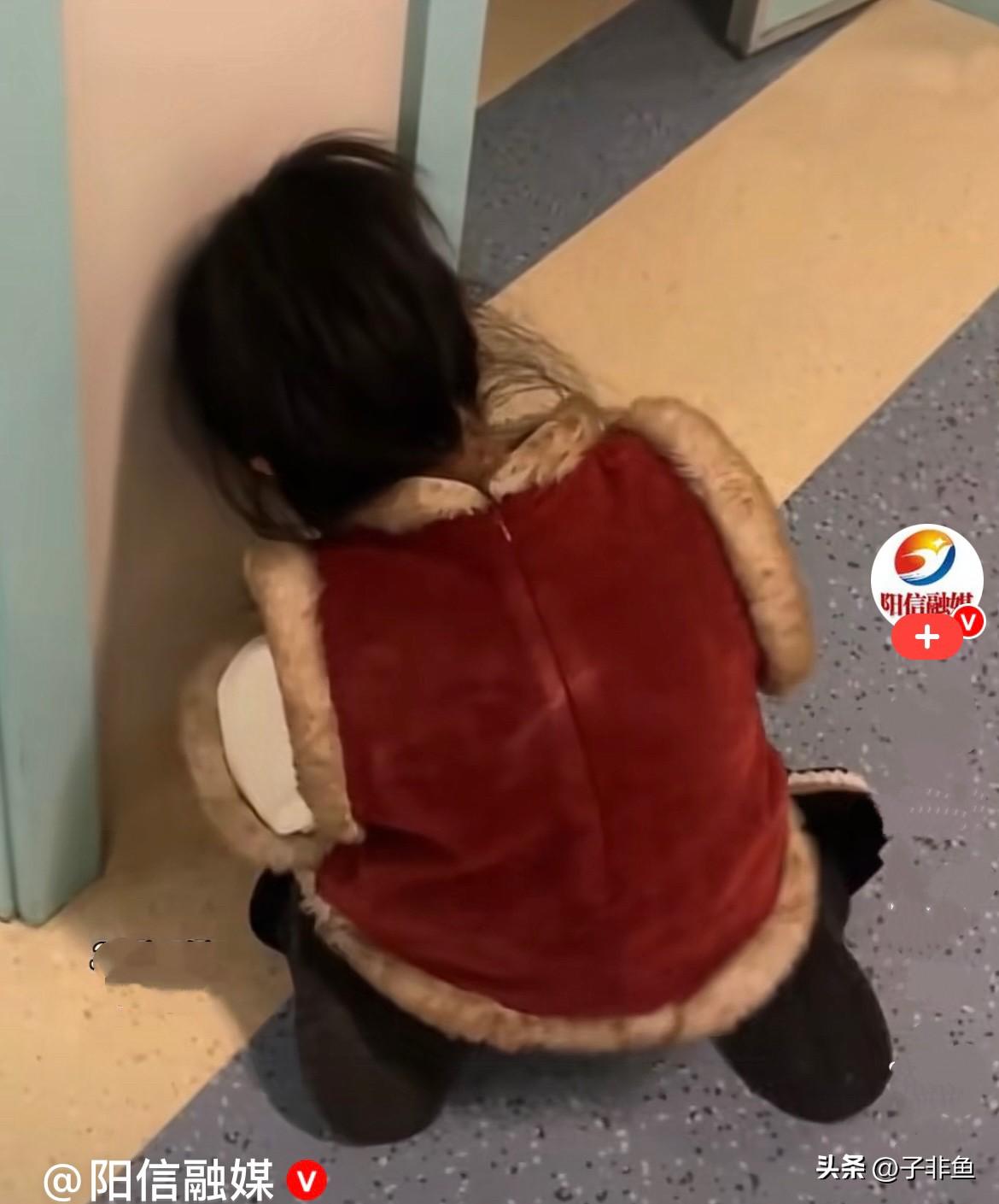 近日，四川一医院诊室内，一妈妈因大出血在里面诊治，小女孩跪在诊室门口外手里拿着妈