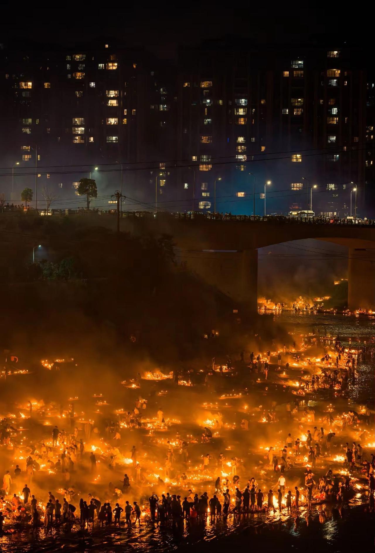 贵州凯里中元之夜｜满地星火，照亮思归途。贵州凯里中元节 贵州 贵州中元节习俗 现