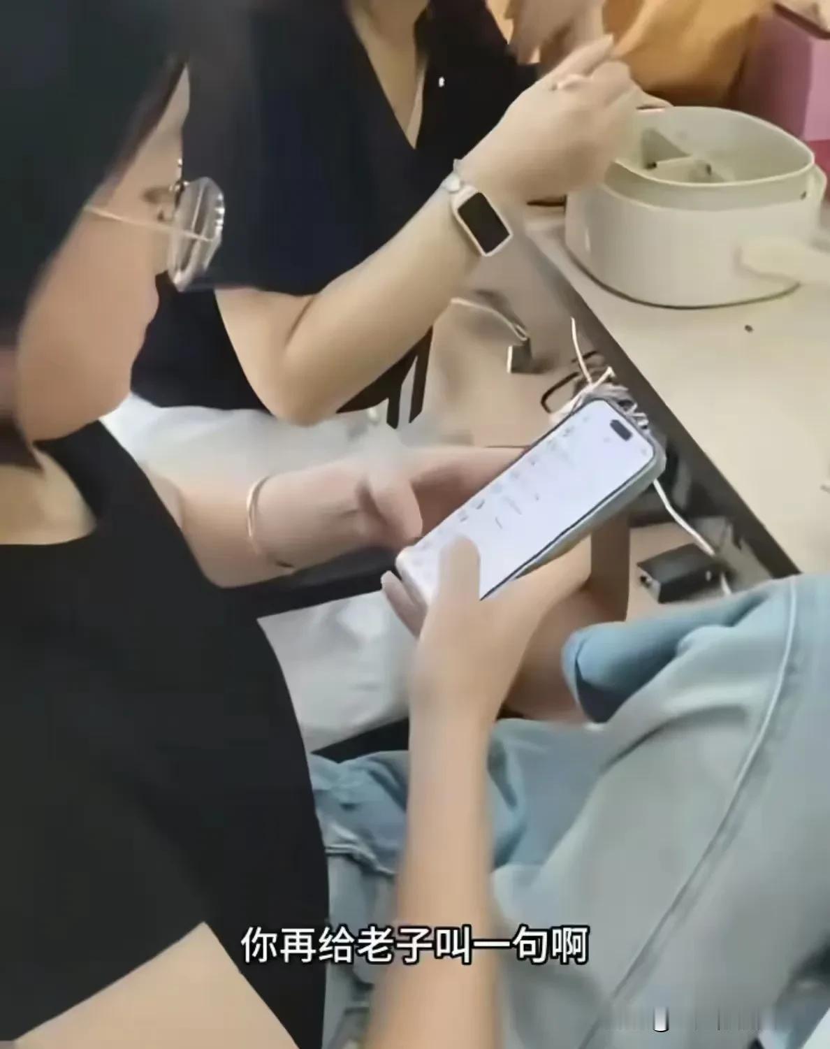 有一个细节，不知道大家发现没？

眼镜妹在掏出手机准备报警时，她并不是手动拨号，
