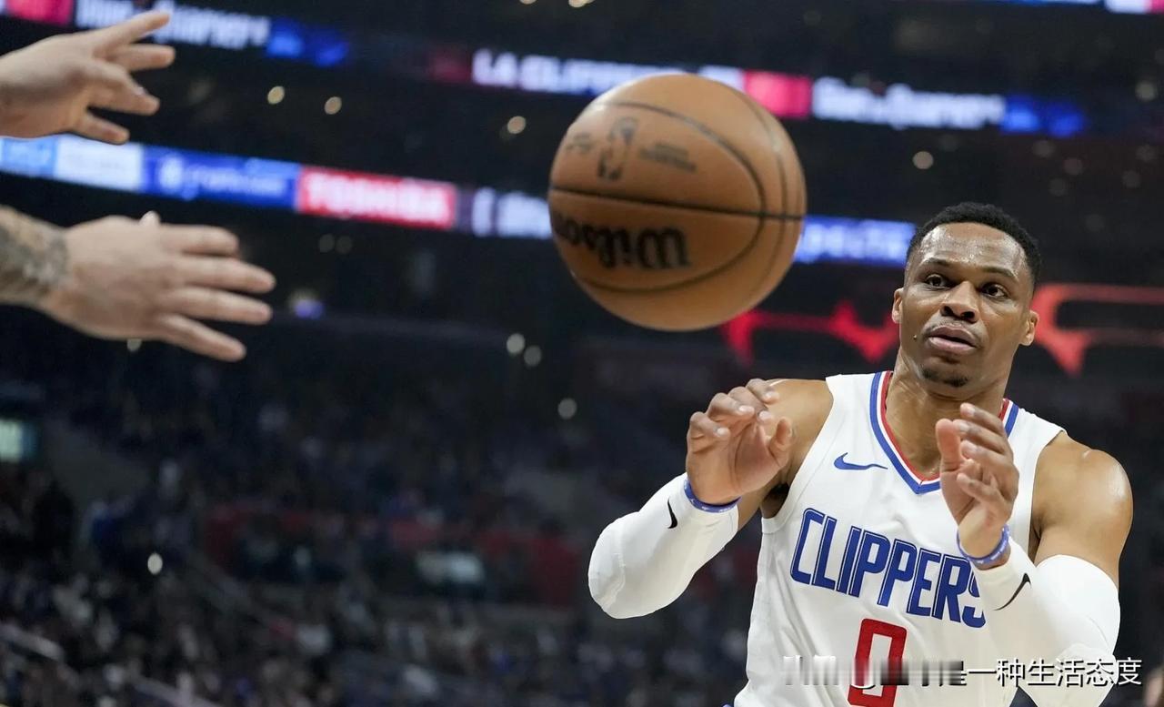#NBA# 不会吧！快船官方：威少左手骨折 提前退出比赛
     NBA常规赛