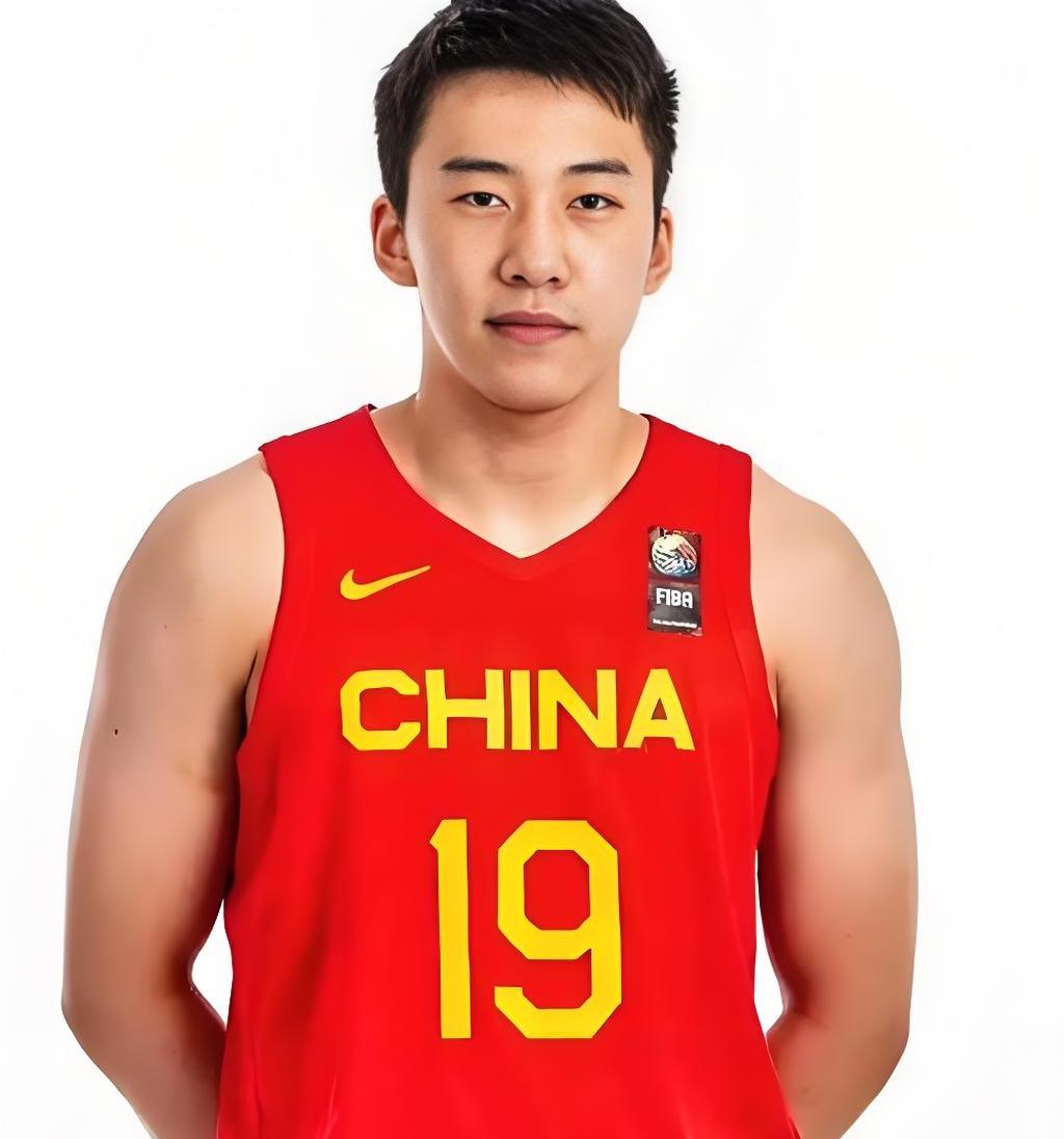 男篮真正的核心人物到底是谁？
目前这支男篮有没有？为什么在不断的实验阵容，难道我